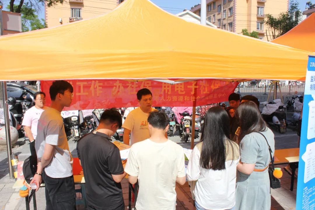 特別的日子只為特別的你——我市舉辦“淮才必遇520” 移動(dòng)廣場(chǎng)大型招聘會(huì)2.jpg 特別的日子只為特別的你——我市舉辦“淮才必遇520” 移動(dòng)廣場(chǎng)大型招聘會(huì)2.jpg