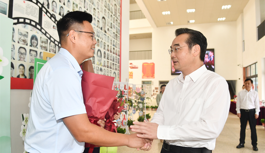 市領導看望慰問一線教師代表